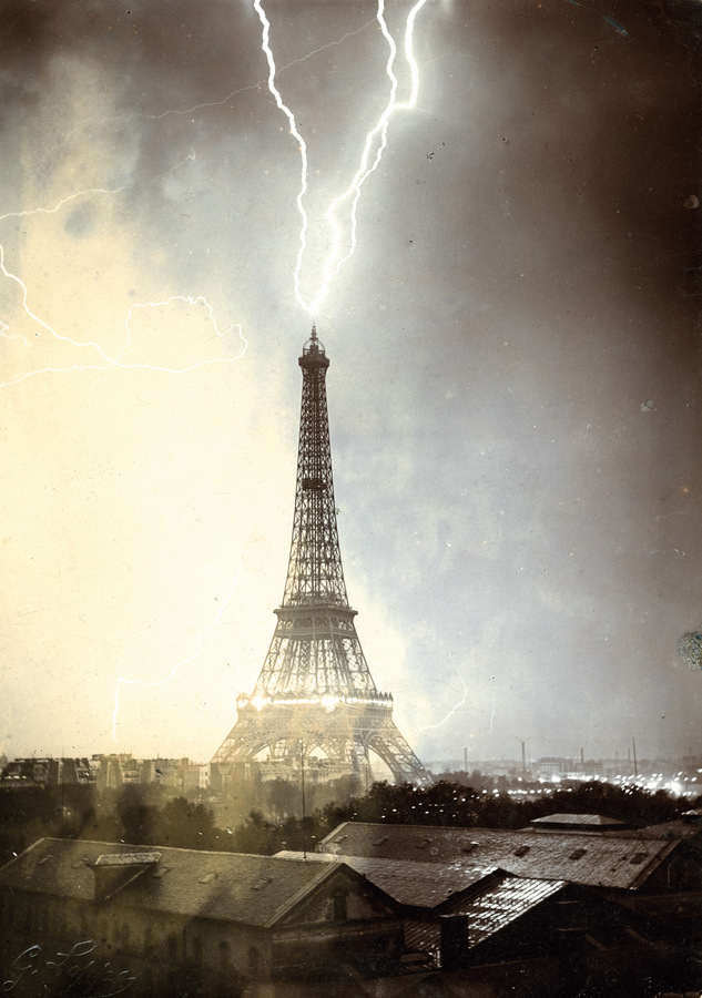 Tour Eiffel foudroyée