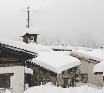 Village de montagne sous une épaisse couche de neige