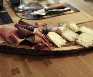 Une assiette de charcuterie