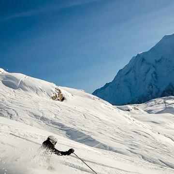 Skieur dévalant une piste