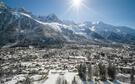 Village de Chamonix Mont Blanc entouré de montagnes enneigées 