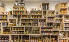 Produits alimentaires locaux rangés sur des étagères